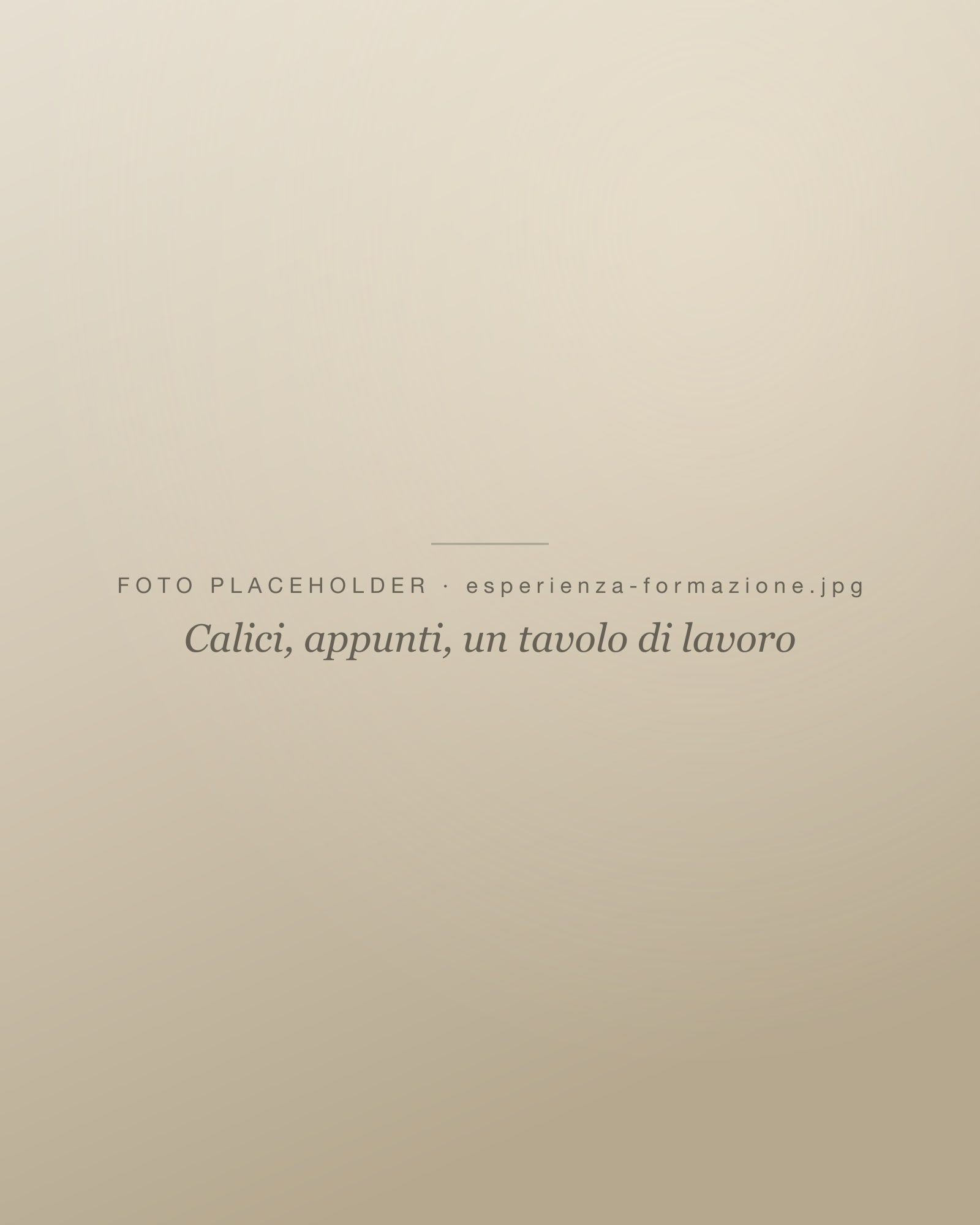Calici e appunti su un tavolo, durante un incontro di formazione